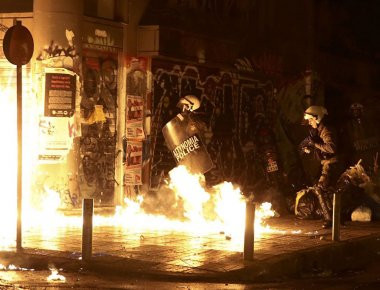 Επίθεση με μολότοφ στο Α.Τ. Ομονοίας και σε διμοιρία ΜΑΤ στα Εξάρχεια από αναρχικούς